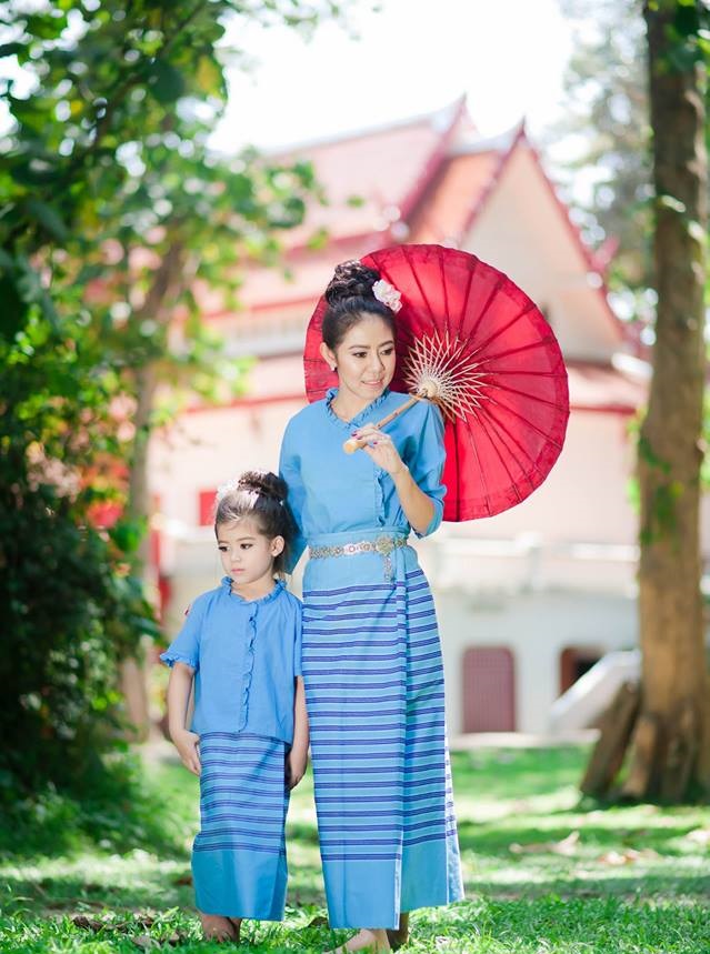 ชุดไทยพื้นเมือง เสื้อ+ผ้าซิ่น (สีฟ้า)
