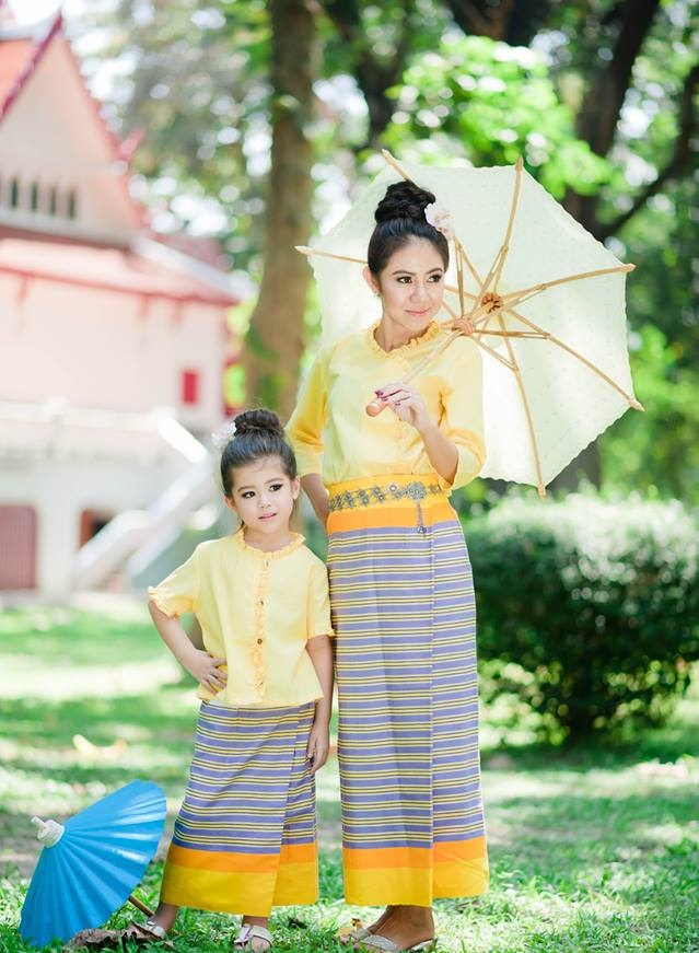 ชุดไทยพื้นเมือง เสื้อ+ผ้าซิ่น (สีเหลือง)