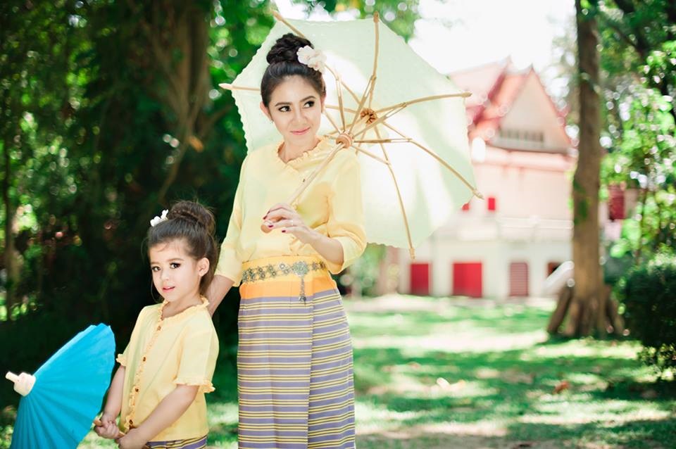 ชุดไทยพื้นเมือง เสื้อ+ผ้าซิ่น (สีเหลือง)