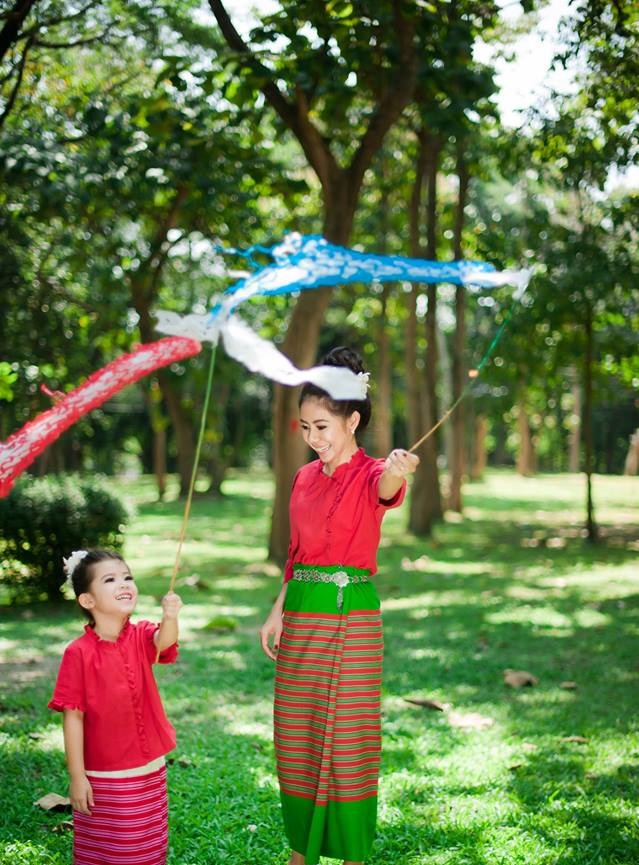 ชุดไทยพื้นเมือง เสื้อ+ผ้าซิ่น (สีแดง)