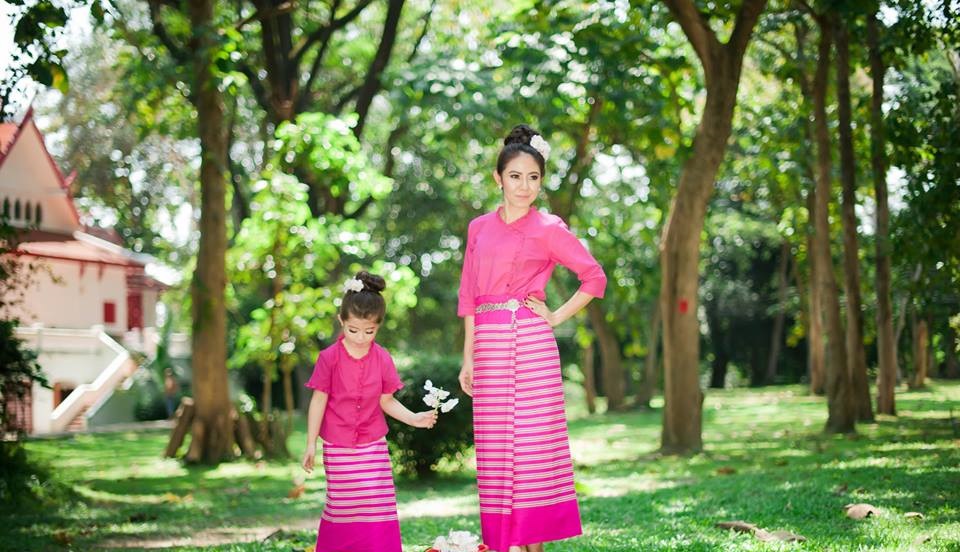 ชุดไทยพื้นเมือง เสื้อ+ผ้าซิ่น (สีบานเย็น) - Click ที่ภาพเพื่อปิด
