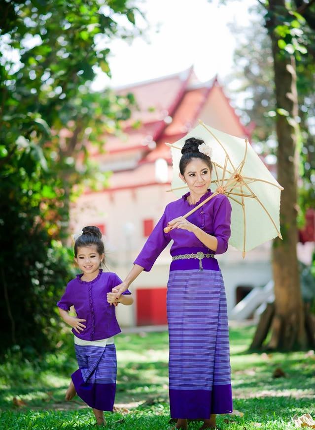 ชุดไทยพื้นเมือง เสื้อ+ผ้าซิ่น (สีม่วง)