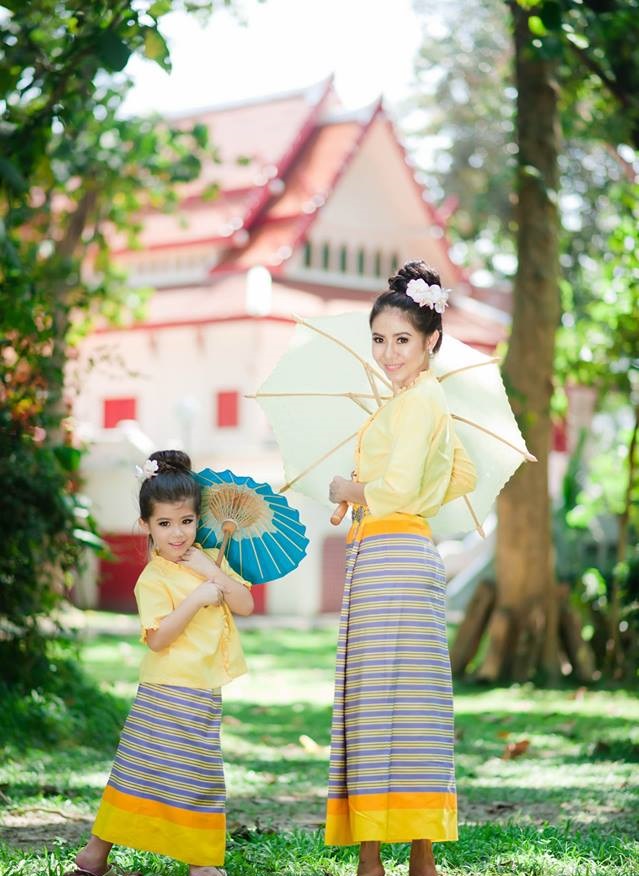 ชุดไทยพื้นเมือง เสื้อ+ผ้าซิ่น (สีเหลือง) - Click ที่ภาพเพื่อปิด