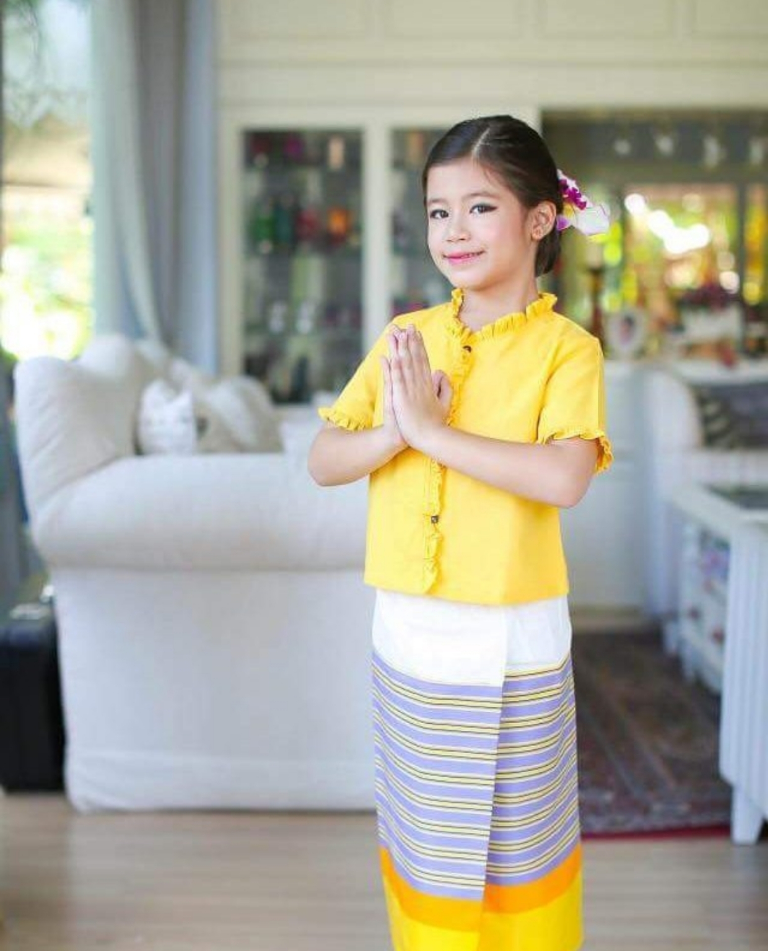 ชุดไทยพื้นเมือง เสื้อ+ผ้าซิ่น (สีเหลือง) - Click ที่ภาพเพื่อปิด