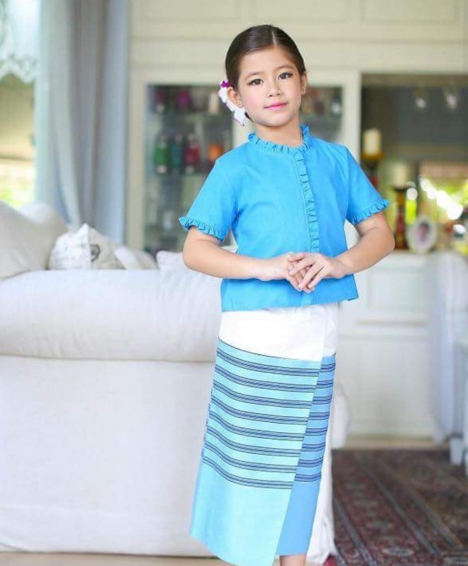 ชุดไทยพื้นเมือง เสื้อ+ผ้าซิ่น (สีฟ้า)