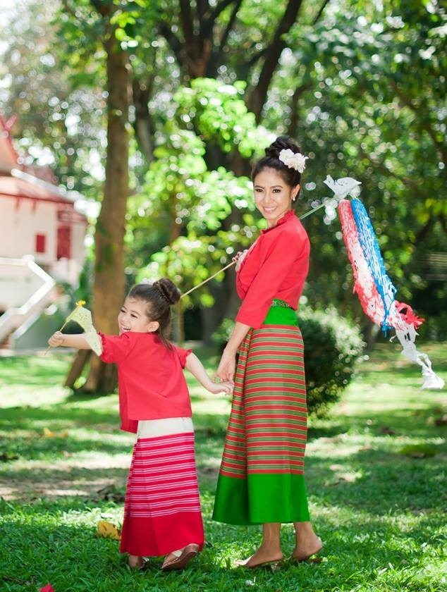 ชุดไทยพื้นเมือง เสื้อ+ผ้าซิ่น (สีแดง)